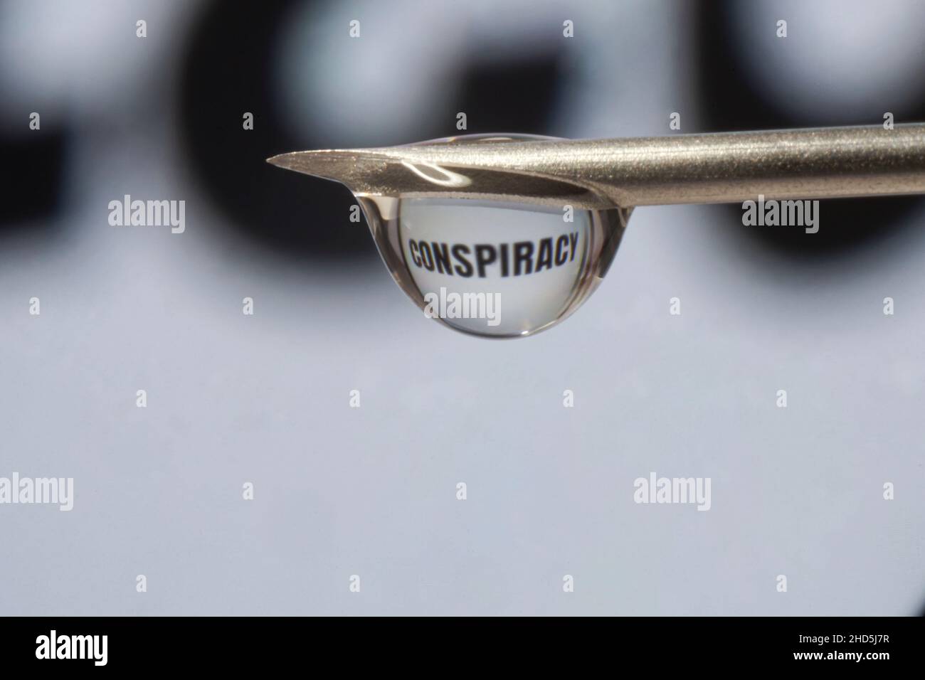 La conspiration se reflète dans une goutte provenant d'une pointe d'aiguille, la photographie macro Banque D'Images