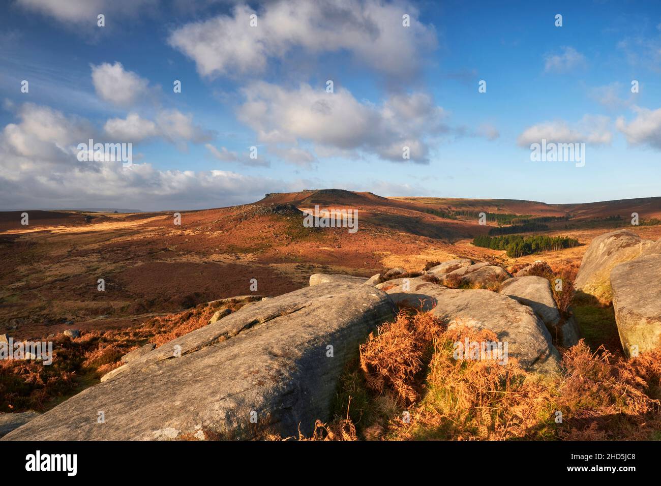 Lumière chaude sur le paysage de Higger Tor et Carl Wark. Banque D'Images