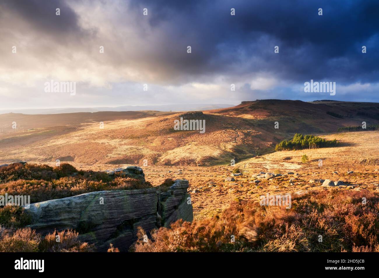 Lumière chaude sur le paysage de Higger Tor et Carl Wark. Banque D'Images