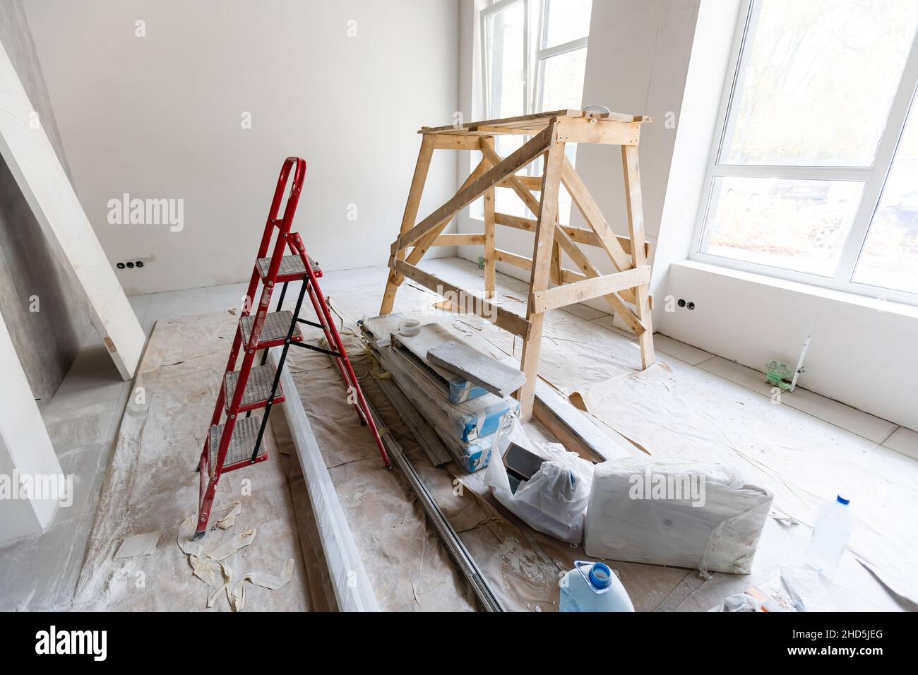 Les travailleurs installent des plaques de plâtre pour les murs de gypse dans l'appartement est en construction, remodelage, rénovation, extension, restauration et Banque D'Images