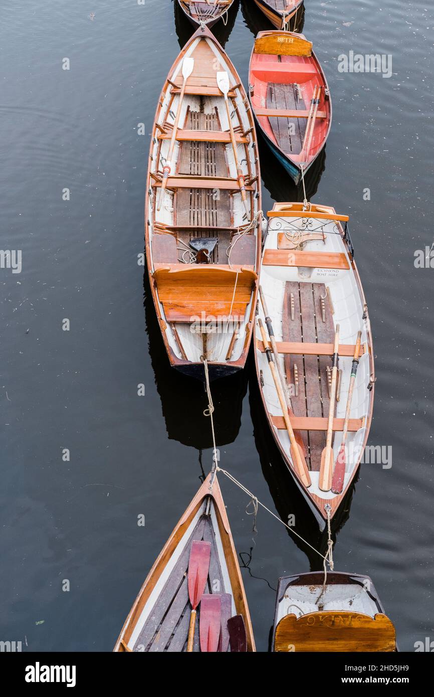 Une rangée de bateaux colorés sur la Tamise. Banque D'Images