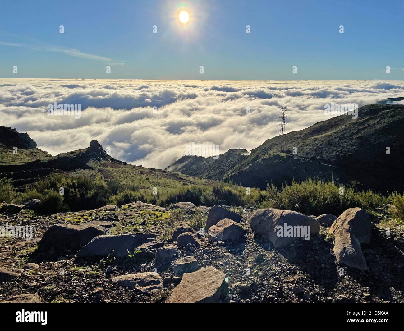 MADÈRE.L'inversion de température place les nuages sous la route dans les hautes terres centrales.Photo : Tony Gale Banque D'Images