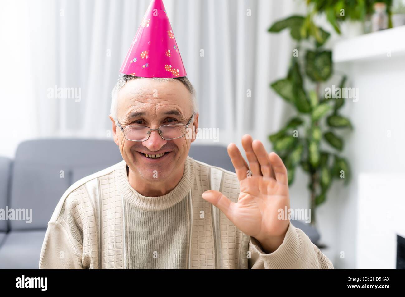 un vieil homme dans une tête de chapeau de fête Photo Stock - Alamy