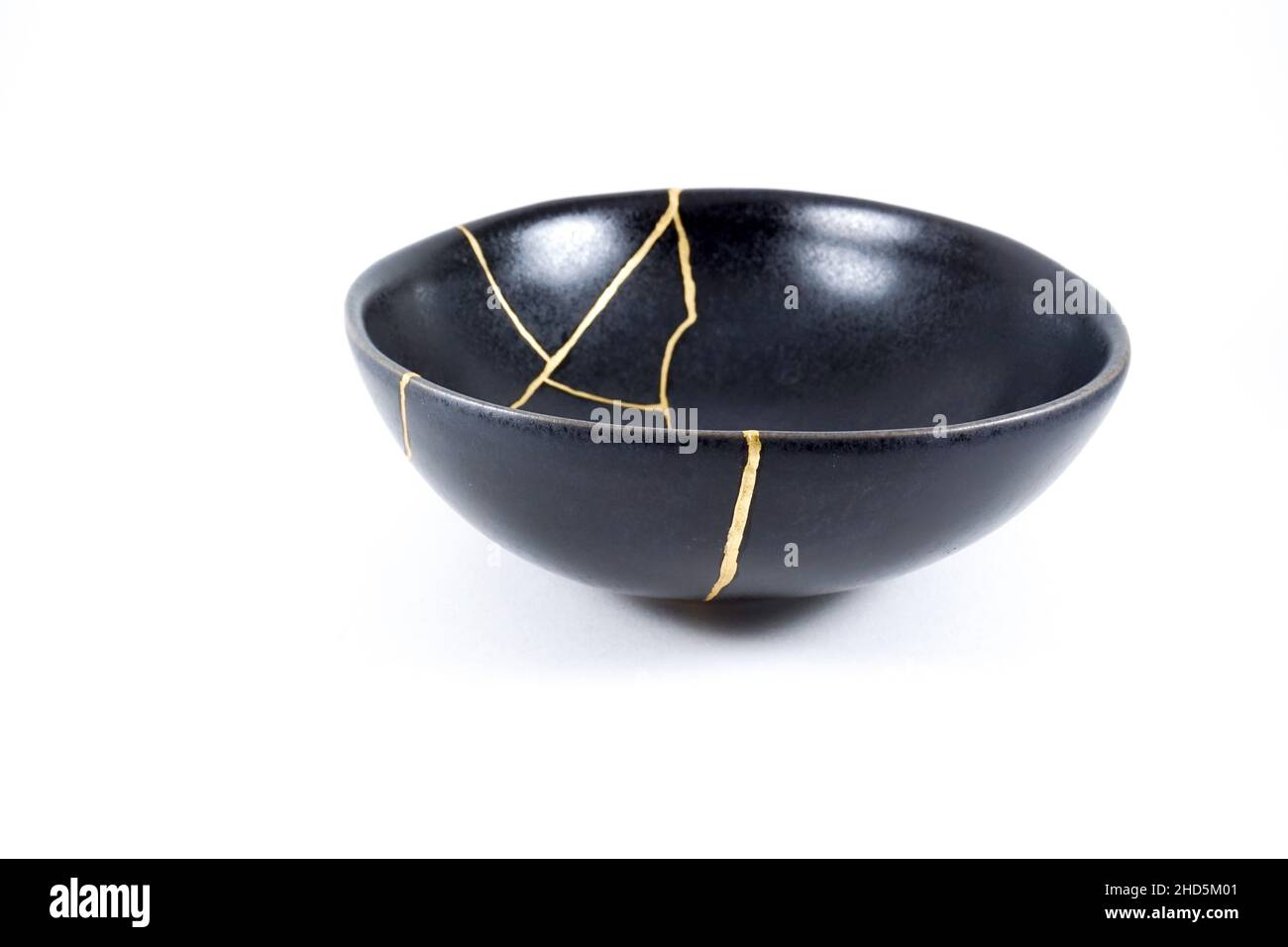 Kintsugi restauration des fissures d'or, bol noir japonais fixé avec la technique de restauration antique kintsukuri, la beauté des imperfections, représentent Banque D'Images