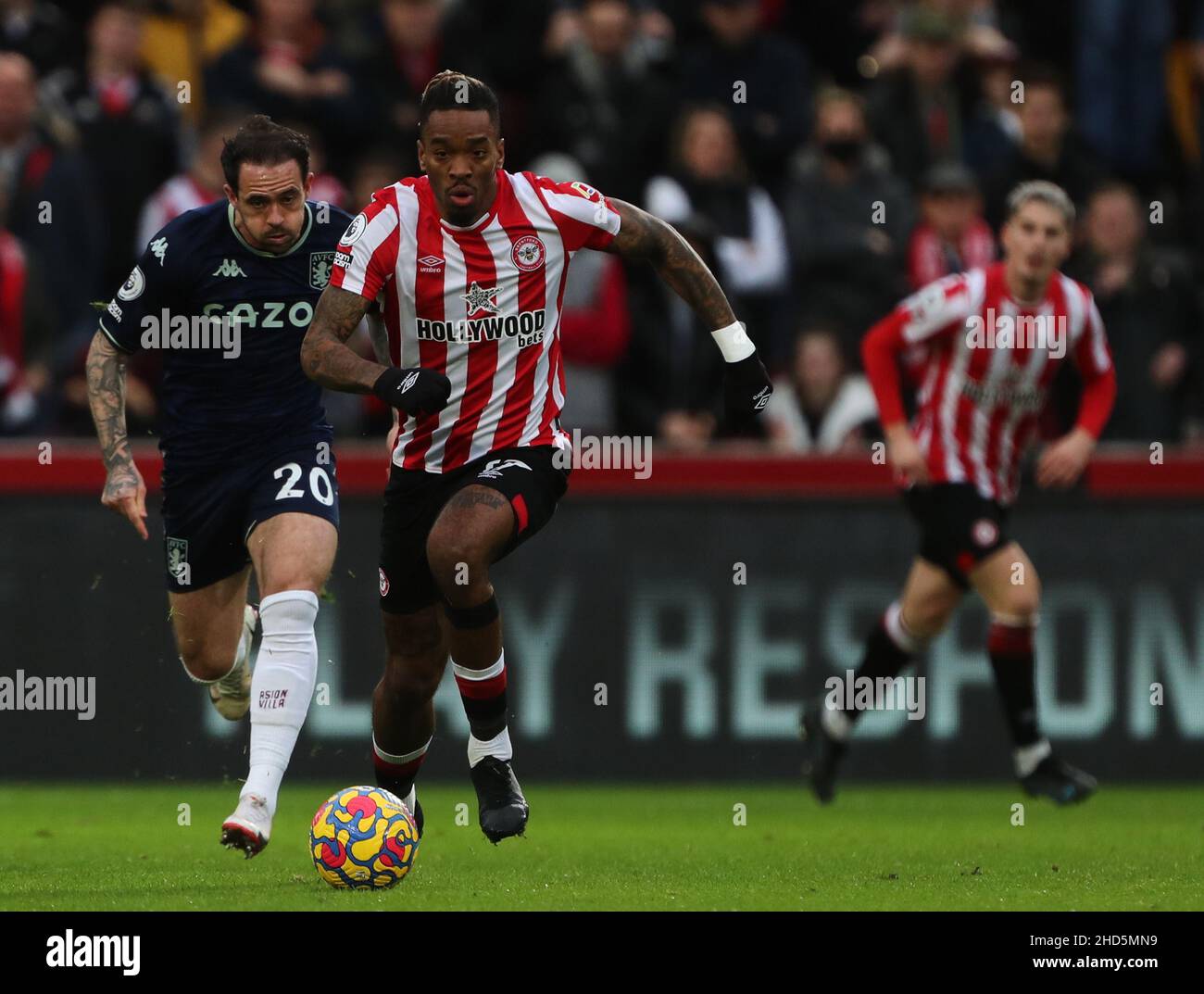 BRENTFORD, ANGLETERRE - JANVIER 02 : Ivan Toney, de Brentford, s'éloigne de Danny ings de Aston Villa lors du match de la Premier League entre Brentford et Aston Villa au stade communautaire de Brentford, le 2 janvier 2022 à Brentford, en Angleterre.(Photo de Ben Peters/MB Media) Banque D'Images