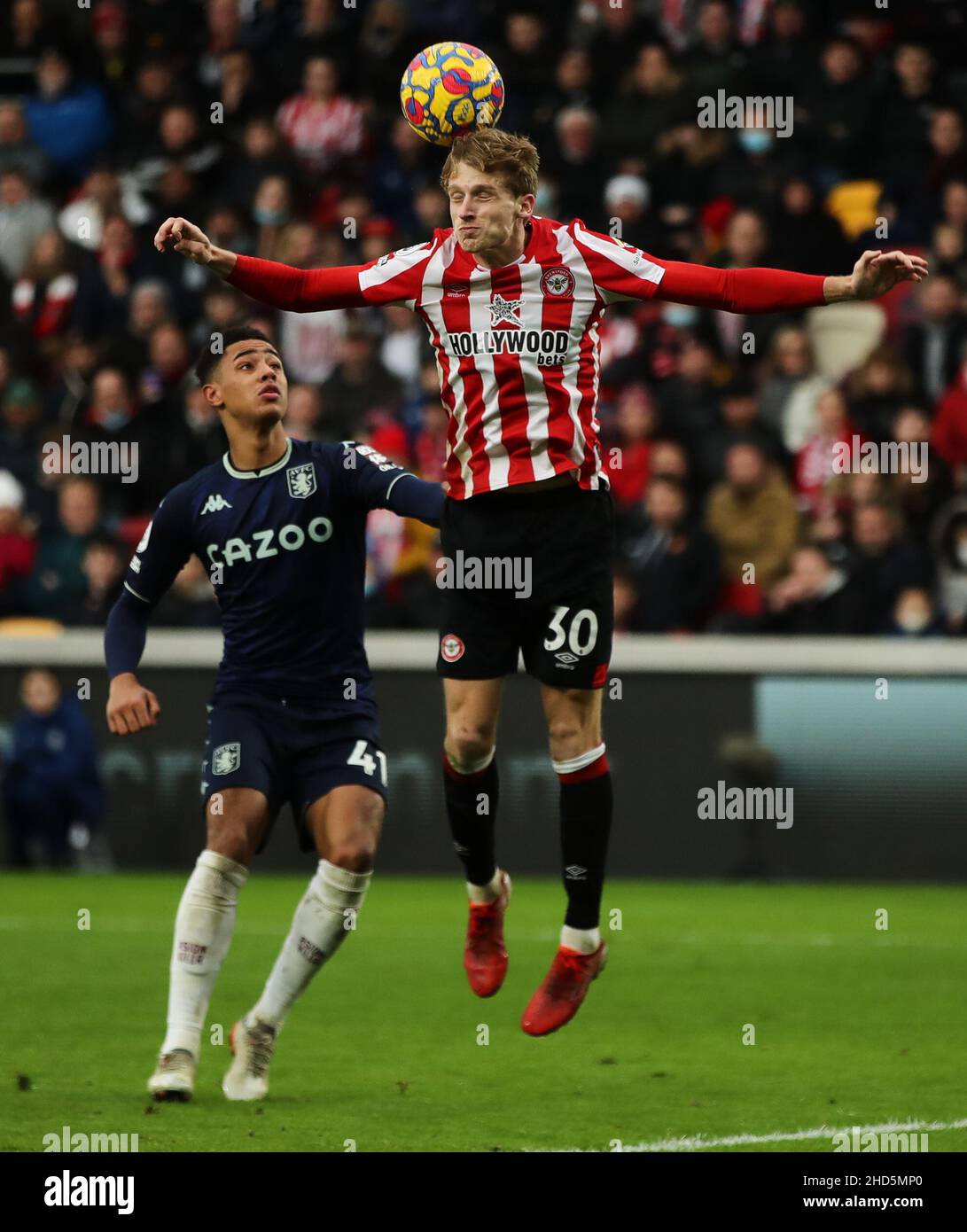 BRENTFORD, ANGLETERRE - JANVIER 02 : le Mads Roerslev de Brentford bat Jacob Ramsey de Aston Villa en tête lors du match de la Premier League entre Brentford et Aston Villa au stade communautaire de Brentford le 2 janvier 2022 à Brentford, en Angleterre.(Photo de Ben Peters/MB Media) Banque D'Images