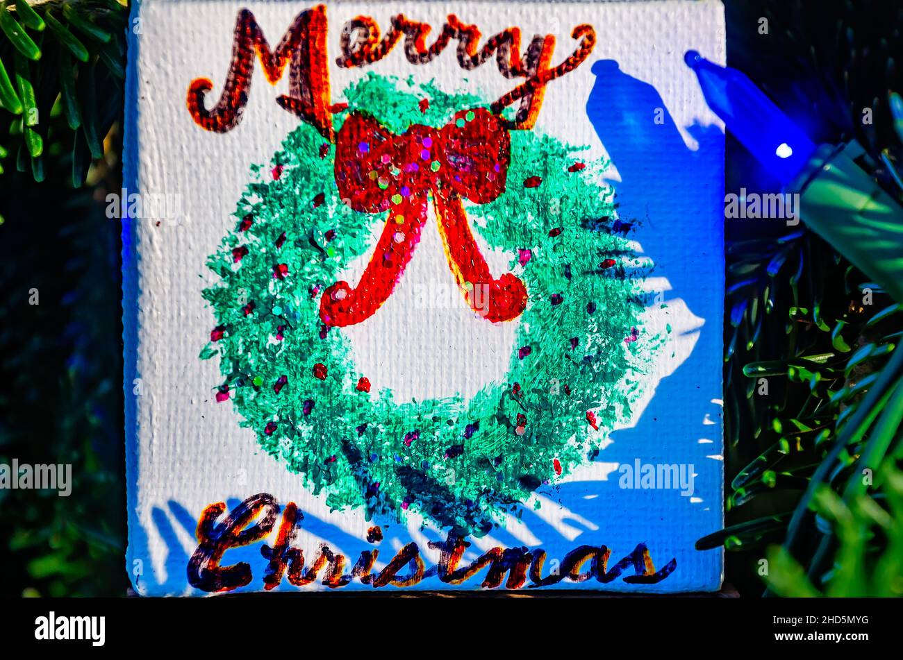 Un ornement de Noël fait maison est suspendu sur un arbre de Noël, le 24 décembre 2021, à Dauphin Island, Alabama. Banque D'Images