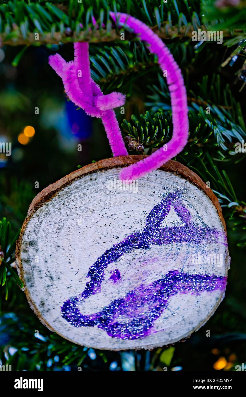 Un ornement de Noël fait maison par un enfant est suspendu sur un arbre de Noël, le 24 décembre 2021, à Dauphin Island, Alabama. Banque D'Images