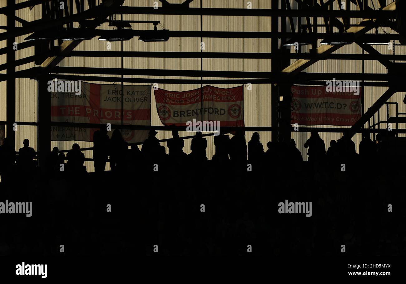 BRENTFORD, ANGLETERRE - JANVIER 02 : une vue d'ensemble des supporters et drapeaux de Brentford silhouettés lors du match de la Premier League entre Brentford et Aston Villa au stade communautaire de Brentford le 2 janvier 2022 à Brentford, en Angleterre.(Photo de Ben Peters/MB Media) Banque D'Images