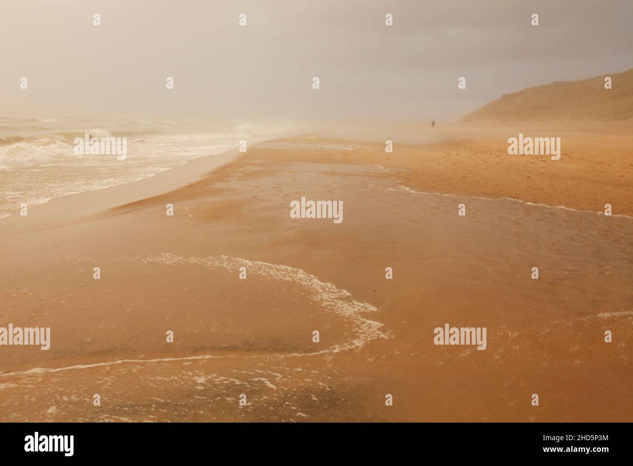 Lumière chaude par la pluie et le soleil à la plage de Hirtshals, Danemark Banque D'Images