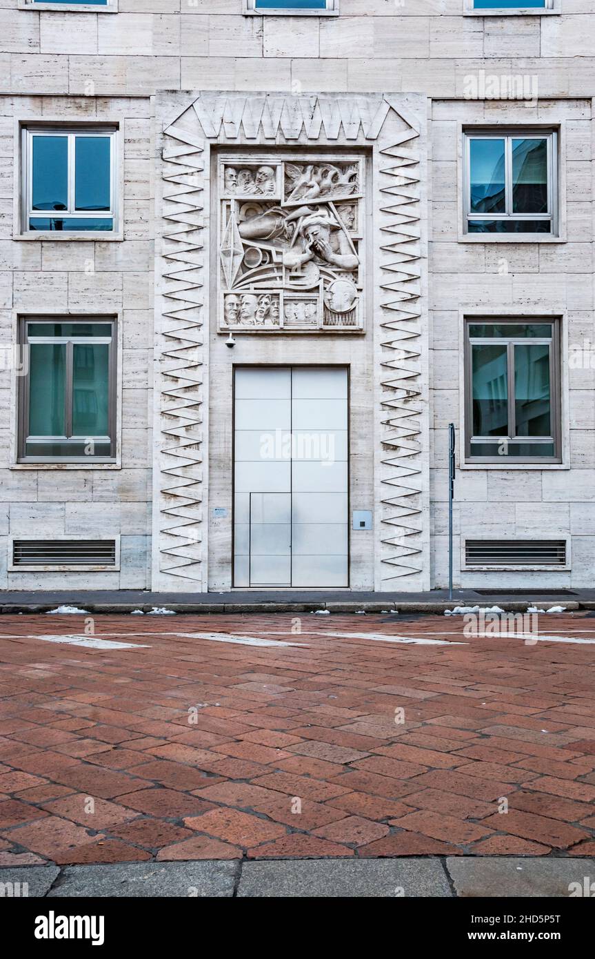 Portail de haute-relief de la Borsa Italiana sur la place des affaires.Basée à Milan, est la bourse principale de l'Italie.Italie Banque D'Images