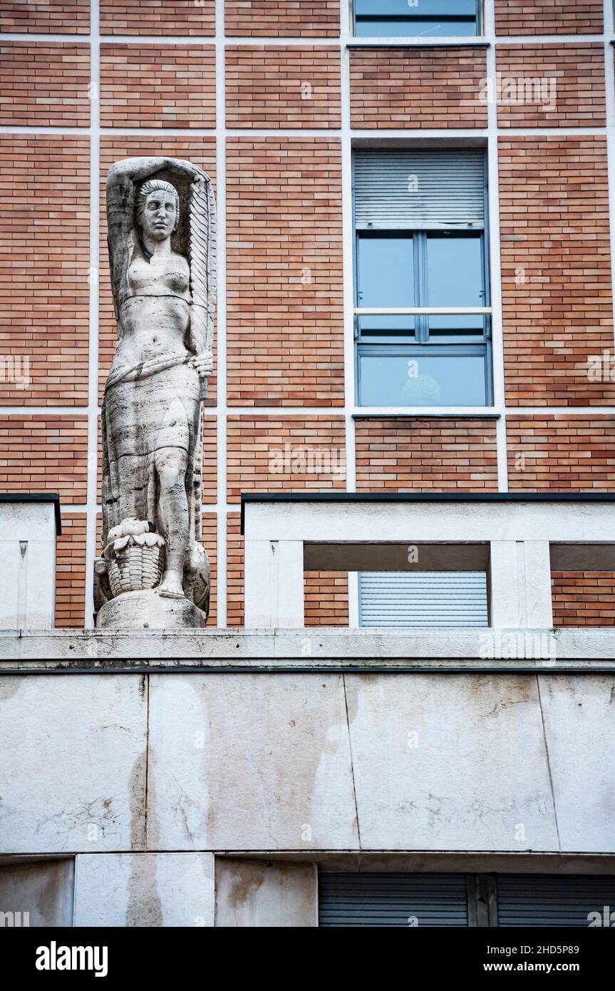 Statue et détail du bâtiment pour les maisons et les bureaux donnant sur la via della Posta et la Piazza degli Affari conçu par Emilio Lancia en 1939 Banque D'Images