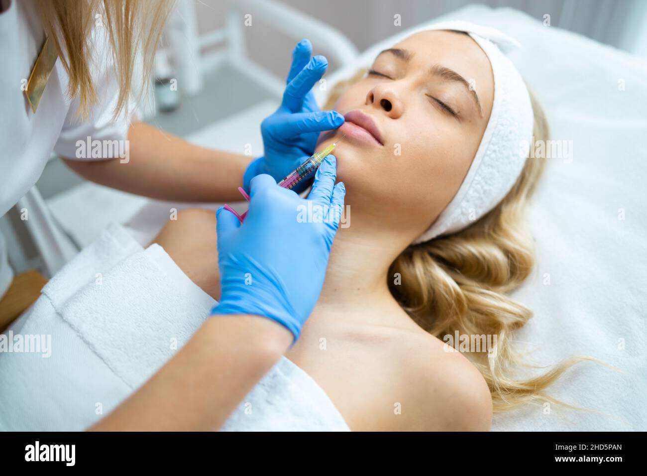 Procédure d'augmentation de la lèvre.Jolie femme obtenant l'injection de beauté pour les lèvres Banque D'Images