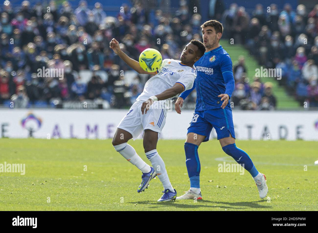 Madrid, Espagne, janvier 2nd 2022 : Rodrygo Goes (21) et Mauro Arambarri (18) lors du match de football entre Getafe CF et Real Madrid CF de la Ligue Santander au Colisée Alfonso Perez Alvaro Medranda/SPP Banque D'Images