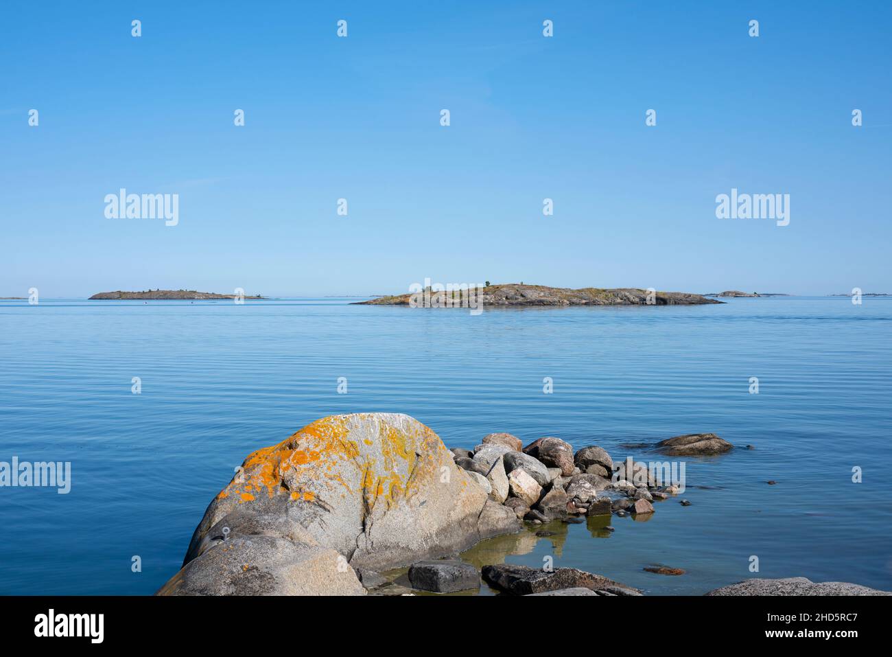 De petites îles rocheuses dans la mer Baltique à l'extérieur de Rödlöga dans l'archipel de Stockholm Banque D'Images
