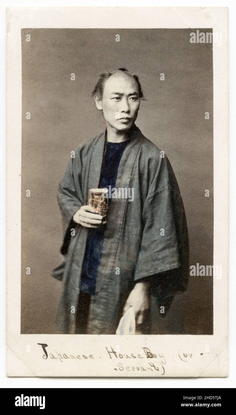 19th Century vintage photographie - 1860's Japon carte de visite attribué à Felix Beato studio: Maison japonaise garçon ou serviteur. Banque D'Images