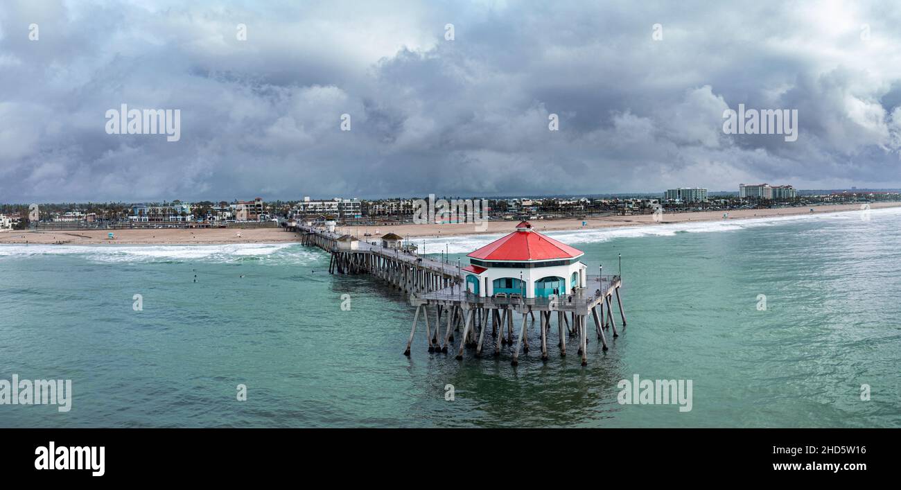 Vue aérienne de la célèbre jetée de Huntington Beach dans le comté d'Orange en Californie montre la belle plate-forme qui s'envoler au-dessus des cadres d'eau verte et fraîche aga Banque D'Images