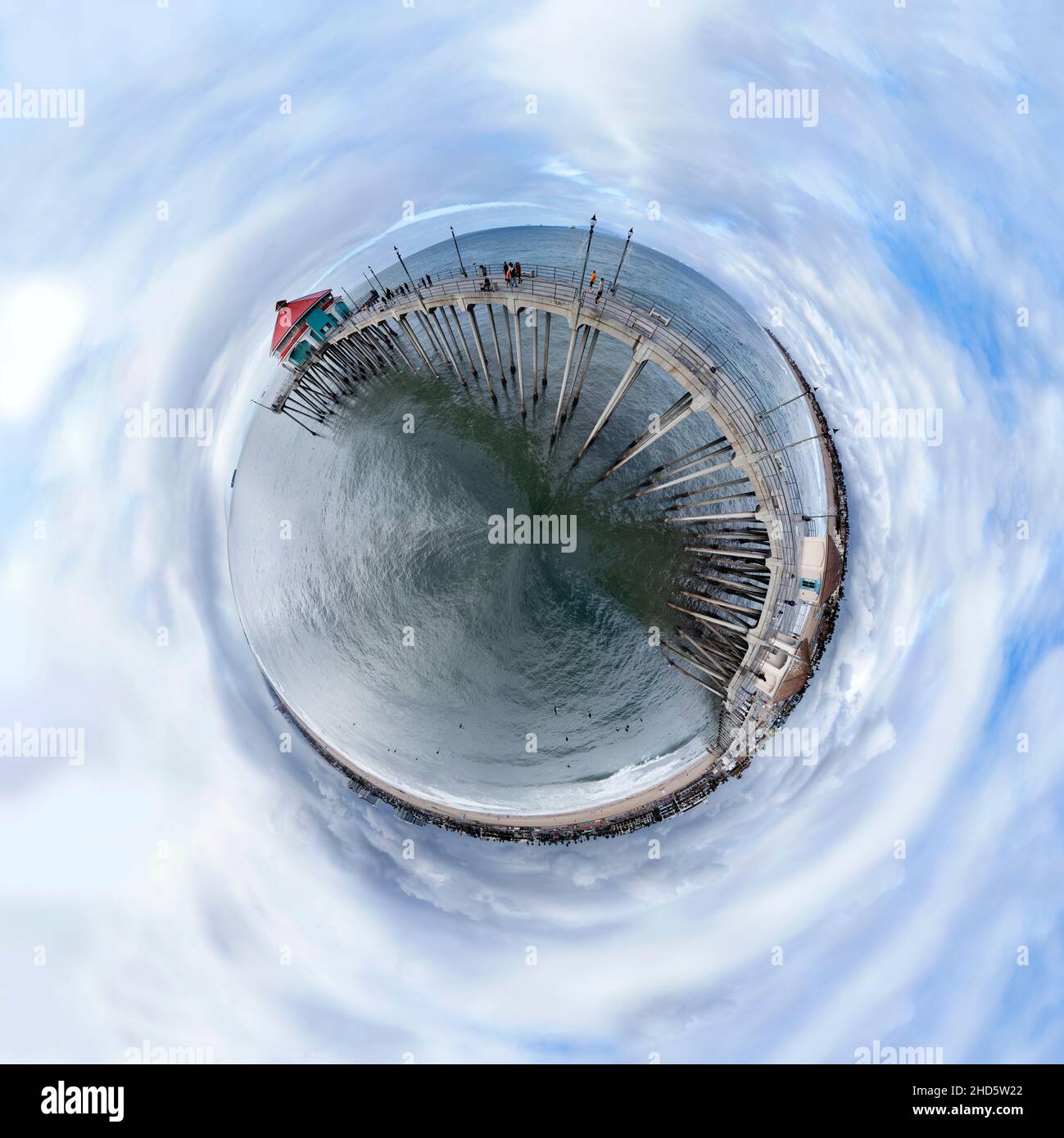 La mini-planète de la jetée de Huntington Beach en Californie offre une vue globale d'un site emblématique. Banque D'Images