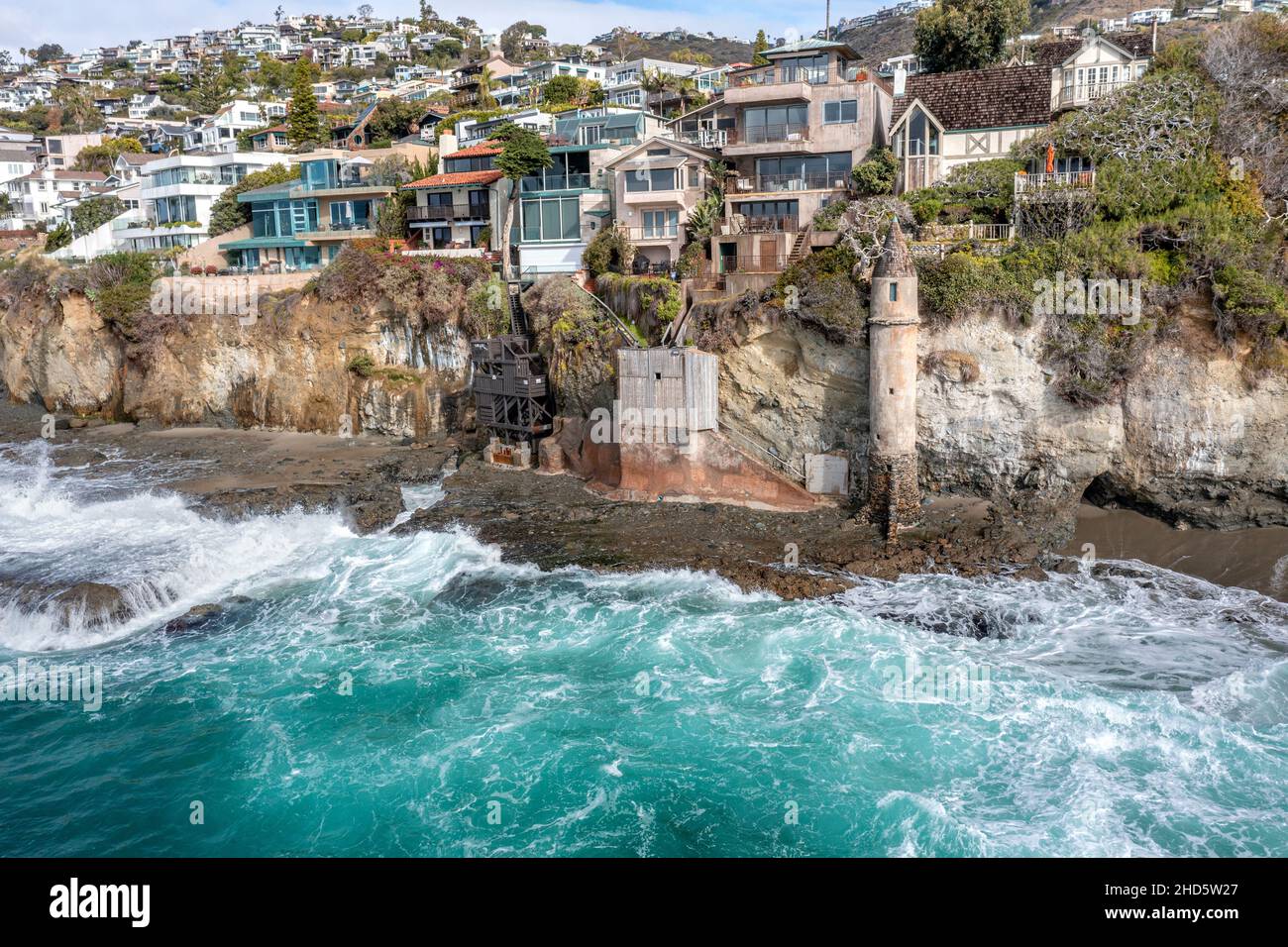 Vue aérienne de Victoria Beach avec la célèbre Pirate's Tower, une région du comté d'Orange en Californie pour les riches et les riches, montre l'écrasant wav Banque D'Images