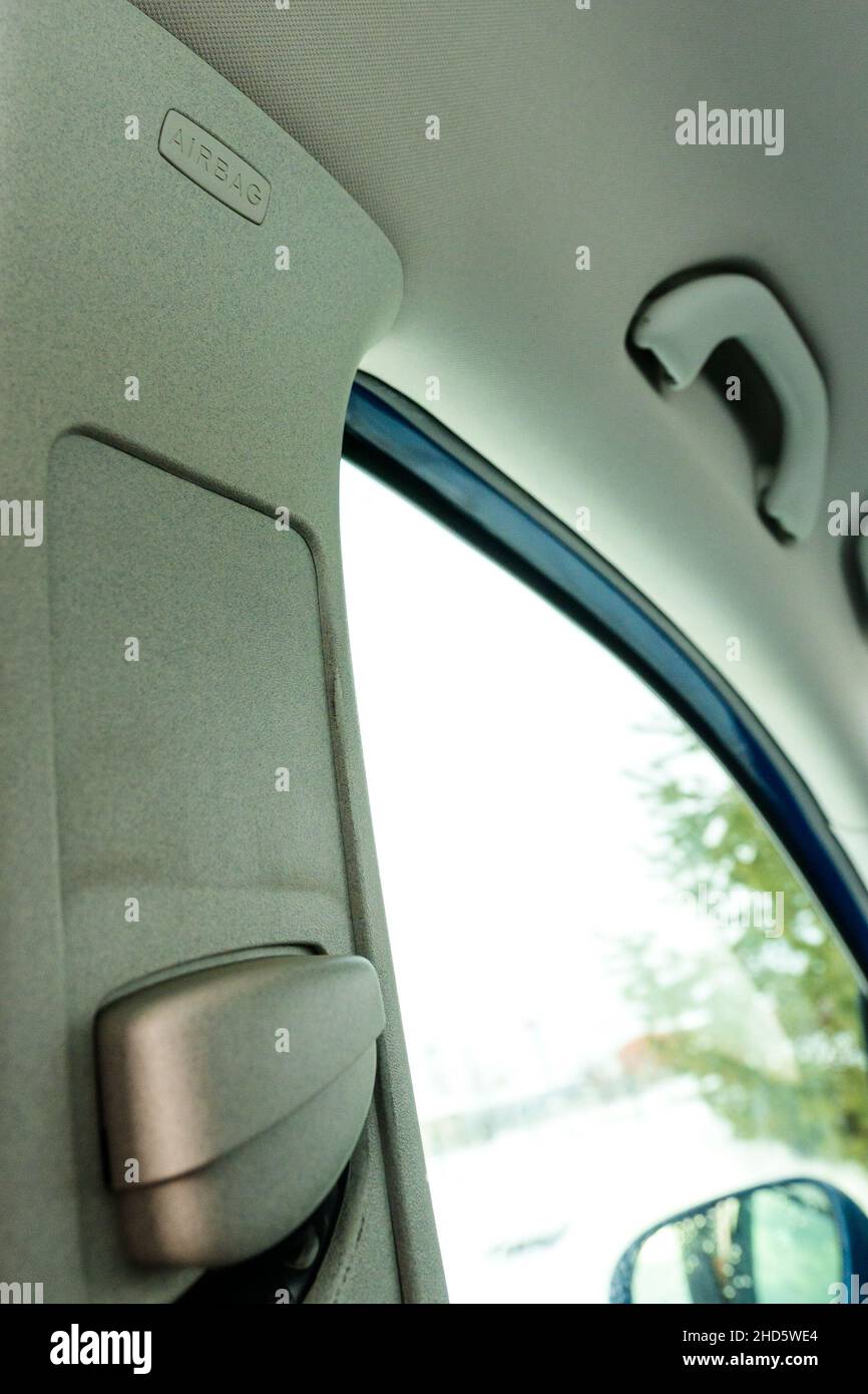 airbag dans l'habitacle de la voiture près de la ceinture de sécurité, intérieur de la voiture blanc. Banque D'Images