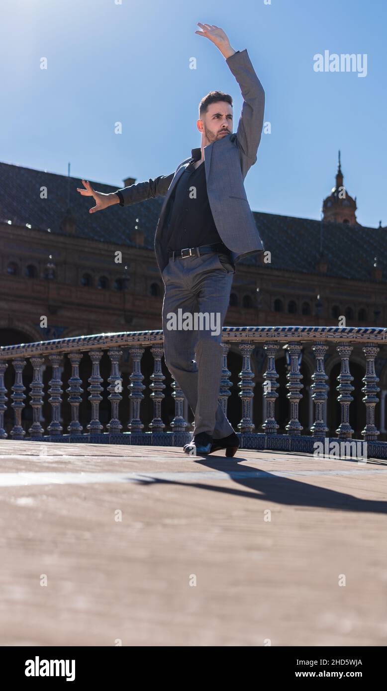 Photo verticale d'un danseur de flamenco qui se présente seul à l'extérieur Banque D'Images
