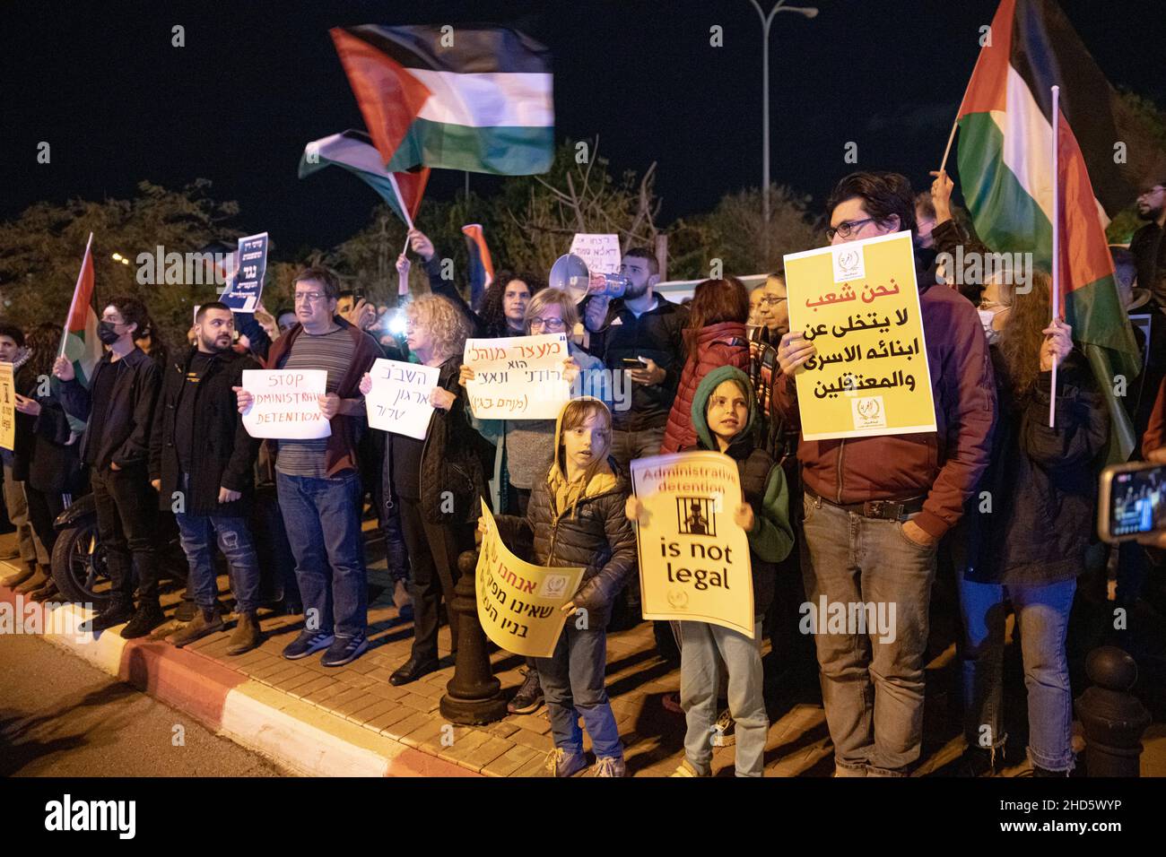 Tel Aviv, Israël.3rd janvier 2022.Les Arabes et les Juifs israéliens protestent devant le siège de l'Agence de sécurité israélienne (ISA) à tel Aviv en solidarité et pour la libération immédiate d'Hisham Abu Hawash - palestinien de 40 ans qui est en grève de la faim depuis plus de 140 jours après son arrestation et son placementEn détention administrative par Israël.Tel Aviv, Israël.03th janvier 2022.(Matan Golan/Alay Live News) Banque D'Images