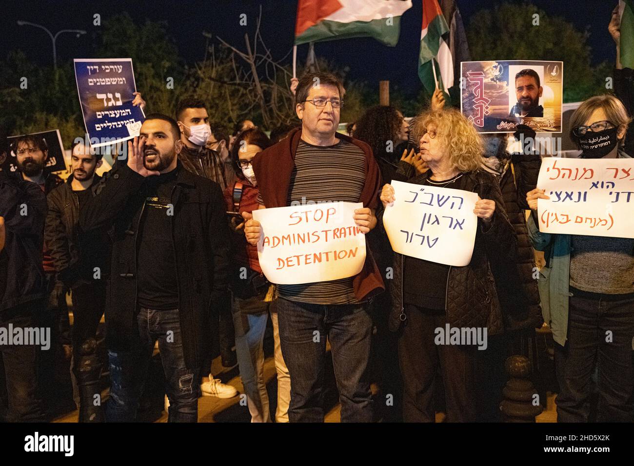 Tel Aviv, Israël.3rd janvier 2022.Les Arabes et les Juifs israéliens protestent devant le siège de l'Agence de sécurité israélienne (ISA) à tel Aviv en solidarité et pour la libération immédiate d'Hisham Abu Hawash - palestinien de 40 ans qui est en grève de la faim depuis plus de 140 jours après son arrestation et son placementEn détention administrative par Israël.Tel Aviv, Israël.03th janvier 2022.(Matan Golan/Alay Live News) Banque D'Images