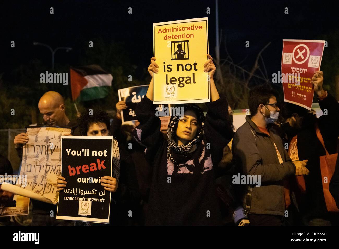 Tel Aviv, Israël.3rd janvier 2022.Les Arabes et les Juifs israéliens protestent devant le siège de l'Agence de sécurité israélienne (ISA) à tel Aviv en solidarité et pour la libération immédiate d'Hisham Abu Hawash - palestinien de 40 ans qui est en grève de la faim depuis plus de 140 jours après son arrestation et son placementEn détention administrative par Israël.Tel Aviv, Israël.03th janvier 2022.(Matan Golan/Alay Live News) Banque D'Images