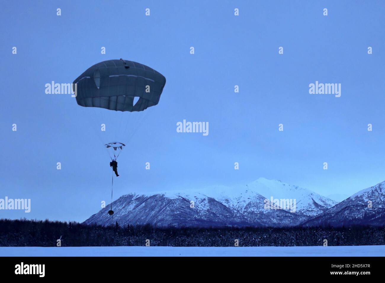 Le 9 décembre 2021 - base interarmées Elmendorf-Richardson, Alaska, États-Unis - Un parachutiste de l'équipe de combat de la Brigade d'infanterie 4th (Airborne), 25th Infantry Division, participe à l'opération Toy Drop en exécutant une opération aérienne dans la zone de chute de Malemute, base interarmées Elmendorf-Richardson, Alaska, le 9 décembre 2021.Les parachutistes ont fait don de jouets à des organismes de bienfaisance locaux et ont mené une opération aérienne avec un capitaine de macaron chilien, gagnant leurs ailes de saut chilien et diffusant les fêtes de fin d'année à leur communauté locale.Crédit: Armée américaine/ZUMA Press Wire Service/ZUMAPRESS.com/Alamy Live News Banque D'Images