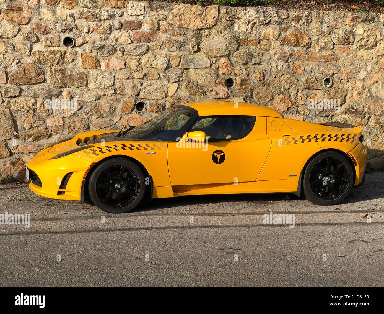 Voiture électrique Tesla Roadster garée à Cannes, France, 3 janvier 2022 Banque D'Images