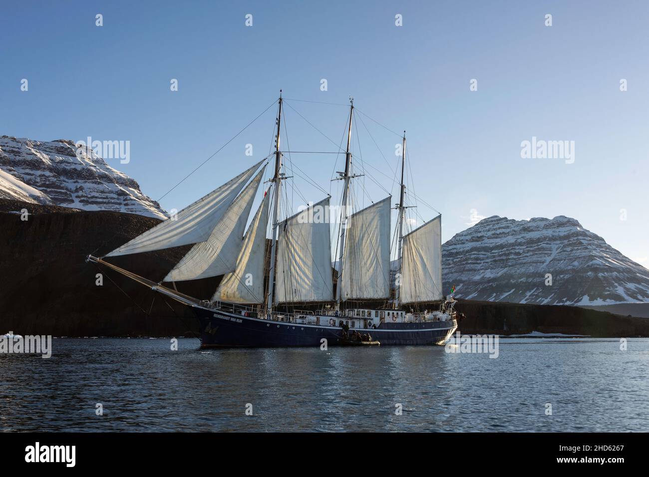 Rembrandt van Rijn avec des voiles dans une légère brise au large de Kap Stevenson, Scoresby Sund, est du Groenland Banque D'Images