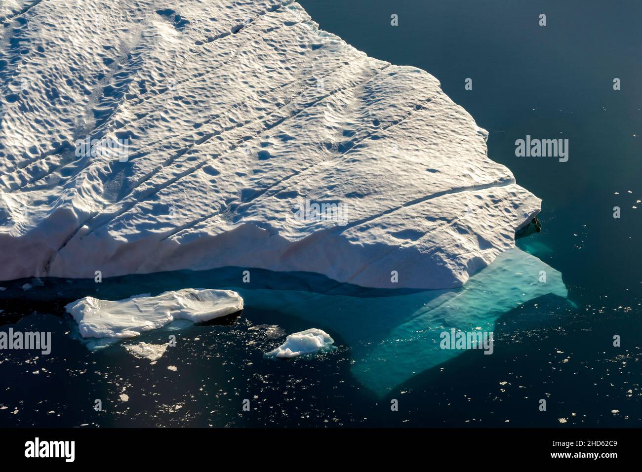 Iceberg avec plateau de glace sous-marin et morceaux de glace flottants, Rodefjord, Scoresby Sund, Groenland Banque D'Images