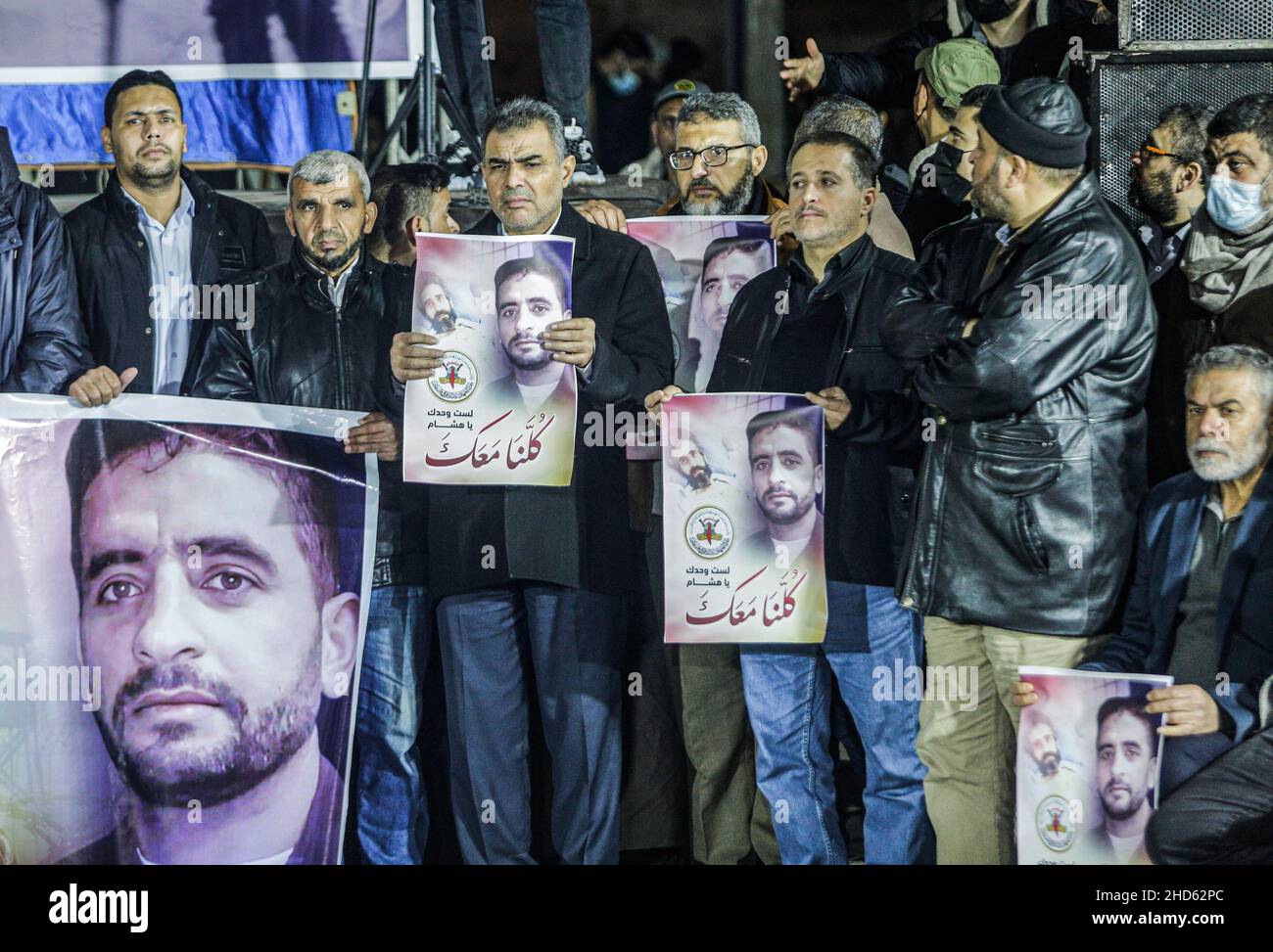 Gaza, Palestine.03rd janvier 2022.Les manifestants palestiniens du Jihad islamique ont des photos d'Hisham Abu Hawash, 40 ans, qui est en grève de la faim depuis plus de 140 jours après son arrestation et sa mise en détention administrative par Israël.Crédit : SOPA Images Limited/Alamy Live News Banque D'Images