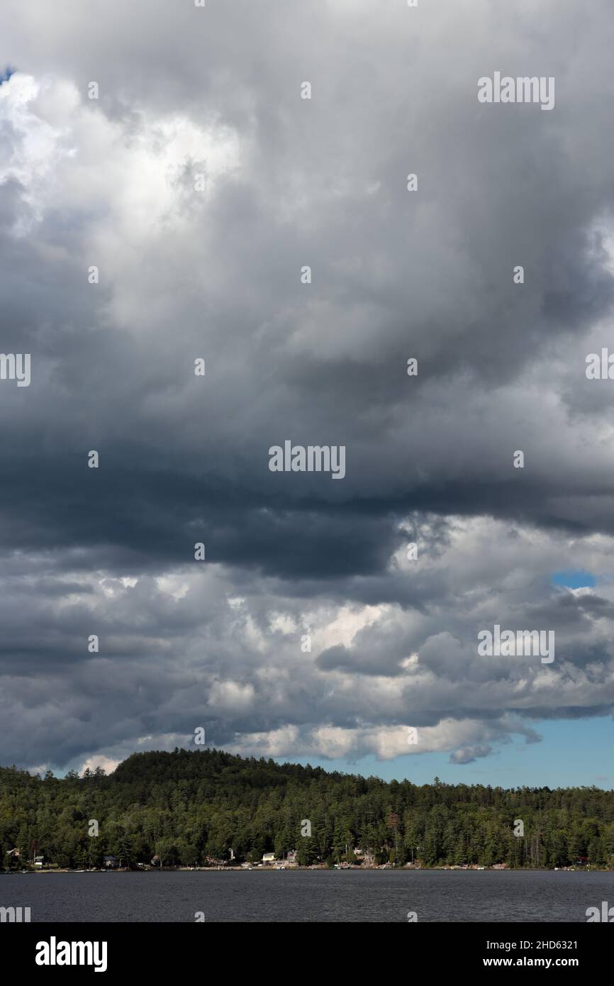 Image spectaculaire ciel bleu d'été parfait fond de ciel nuageux sur le lac Paradox.Cumulus nuages un jour d'été au-dessus de la montagne Adirondack wildern Banque D'Images