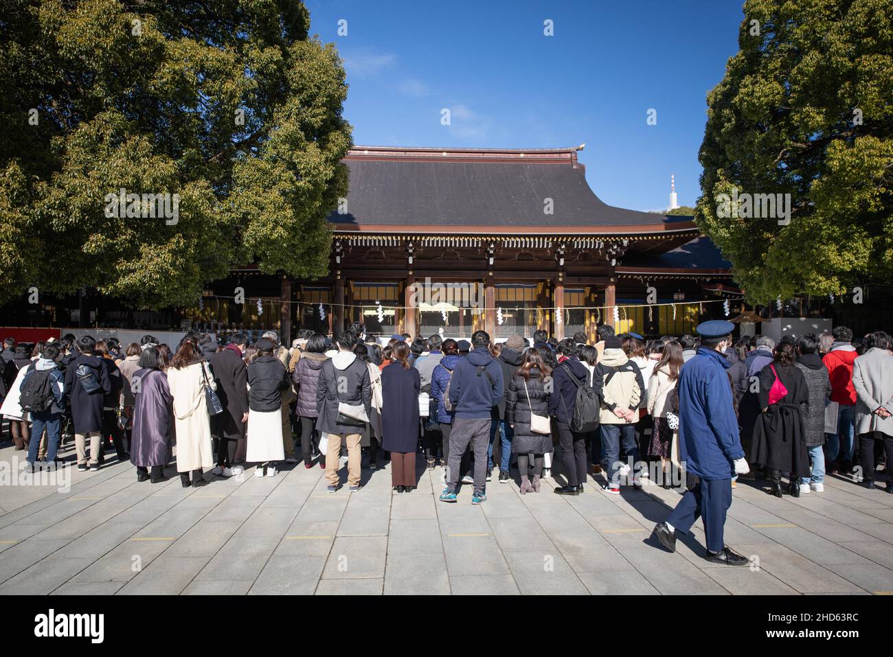 Les adorateurs prient devant la salle principale du sanctuaire Meiji Jingu pendant Hatsum?de à Shibuya.Hatsum?de est la tradition japonaise de visiter un sanctuaire ou un temple pour la première fois dans le nouvel an.À cette occasion, les gens prient pour la bonne fortune et la santé dans l'année à venir.(Photo de Stanislav Kogiku / SOPA Images/Sipa USA) Banque D'Images
