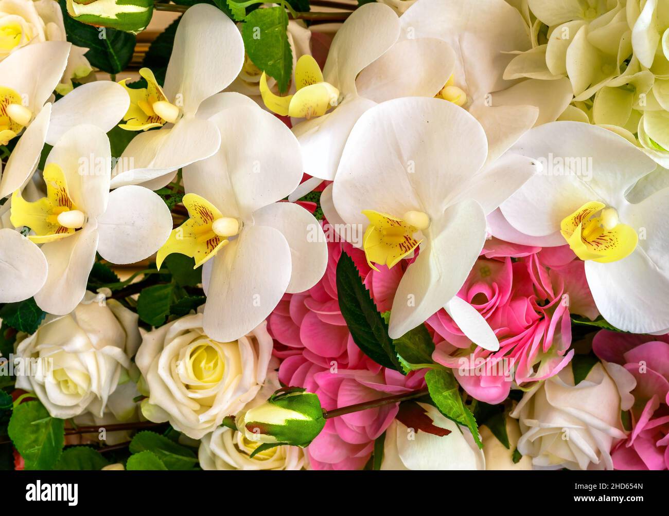 Fleurs d'orchidées, roses et autres fleurs, vue de dessus du bouquet frais avec orchidées blanches.Joli motif avec de belles fleurs.Nature, amour, mariage, gif Banque D'Images