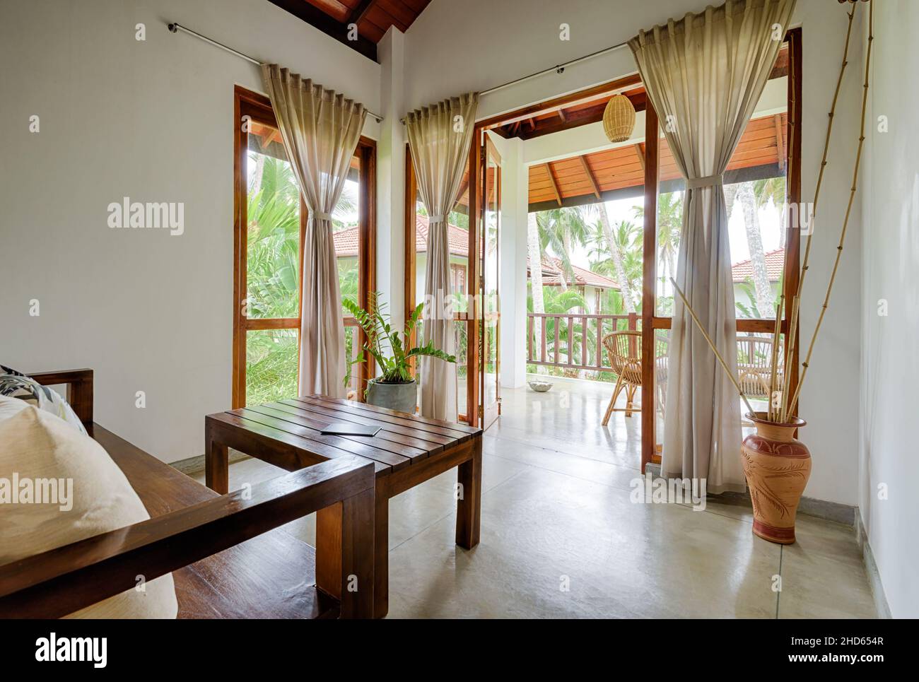 Tangalle, Sri Lanka - 1 novembre 2017 : hôtel ou maison résidentielle dans un jardin tropical, chambre avec terrasse, fenêtres, meubles et vue sur les palmiers.Appartement Inte Banque D'Images