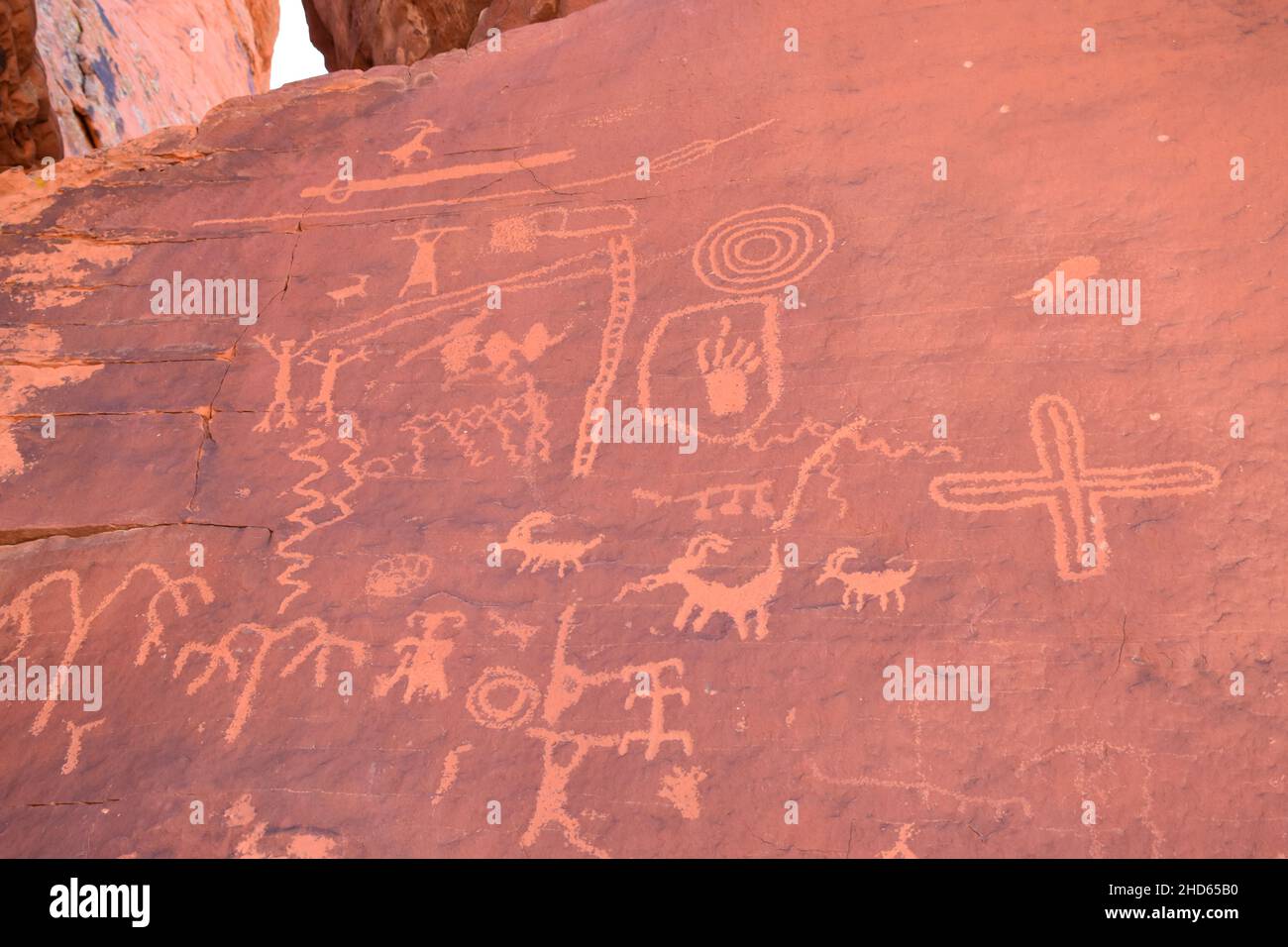 Pétroglyphes anciens de 2 000 ans sur la piste du canyon de Petroglyph, dans le parc national de la Vallée de feu, Nevada, États-Unis. Banque D'Images