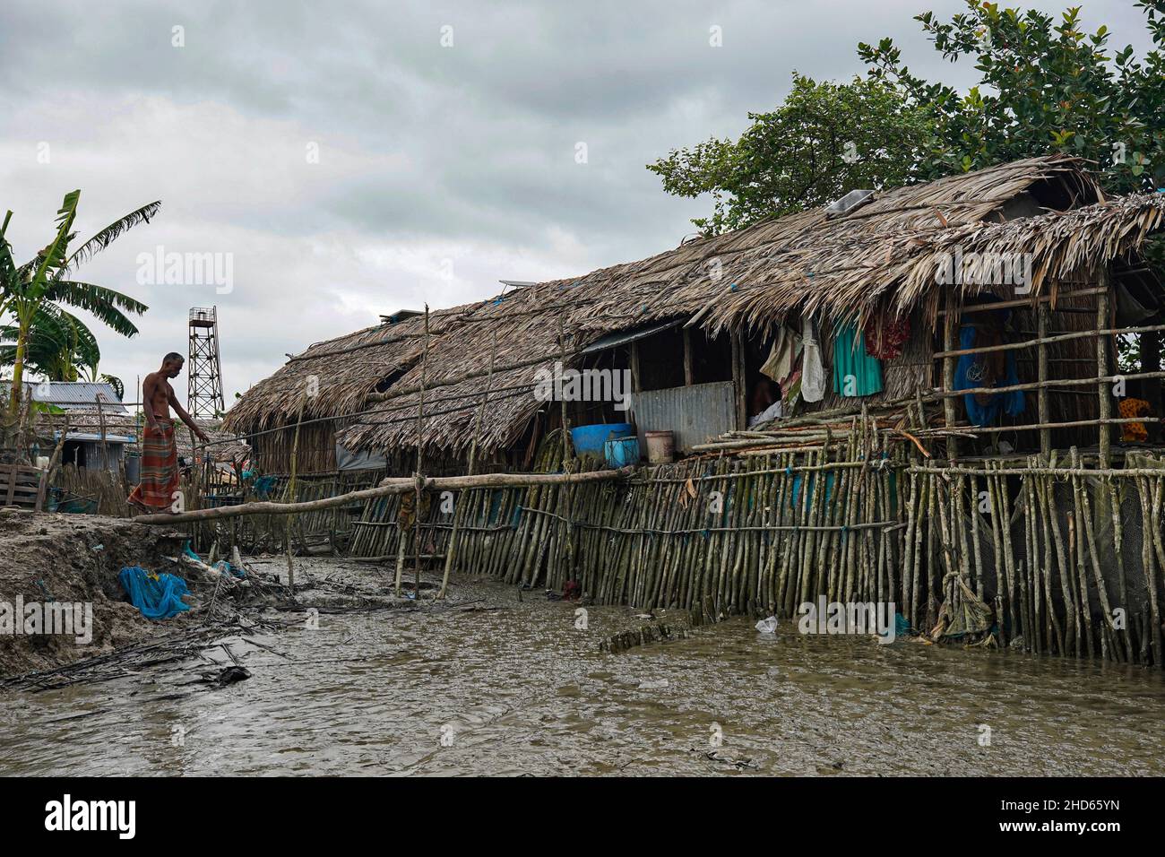 Mongla, Bangladesh.12th septembre 2021.Un homme marche sur un pont de tronc d'arbre qui est établi pour se déplacer facilement pendant la marée haute à la zone côtière du village de Jaymani.le Bangladesh est l'un des pays les plus vulnérables aux effets du changement climatique.Les dangers naturels réguliers et graves que le Bangladesh souffre déjà de cyclones tropicaux, de marées hautes, d'érosion des rivières, d'inondations, de glissements de terrain et de sécheresse sont tous sur le point d'augmenter en intensité et en fréquence en raison du changement climatique.(Image de crédit : © Sultan Mahmud Mukut/SOPA Images via ZUMA Press Wire) Banque D'Images