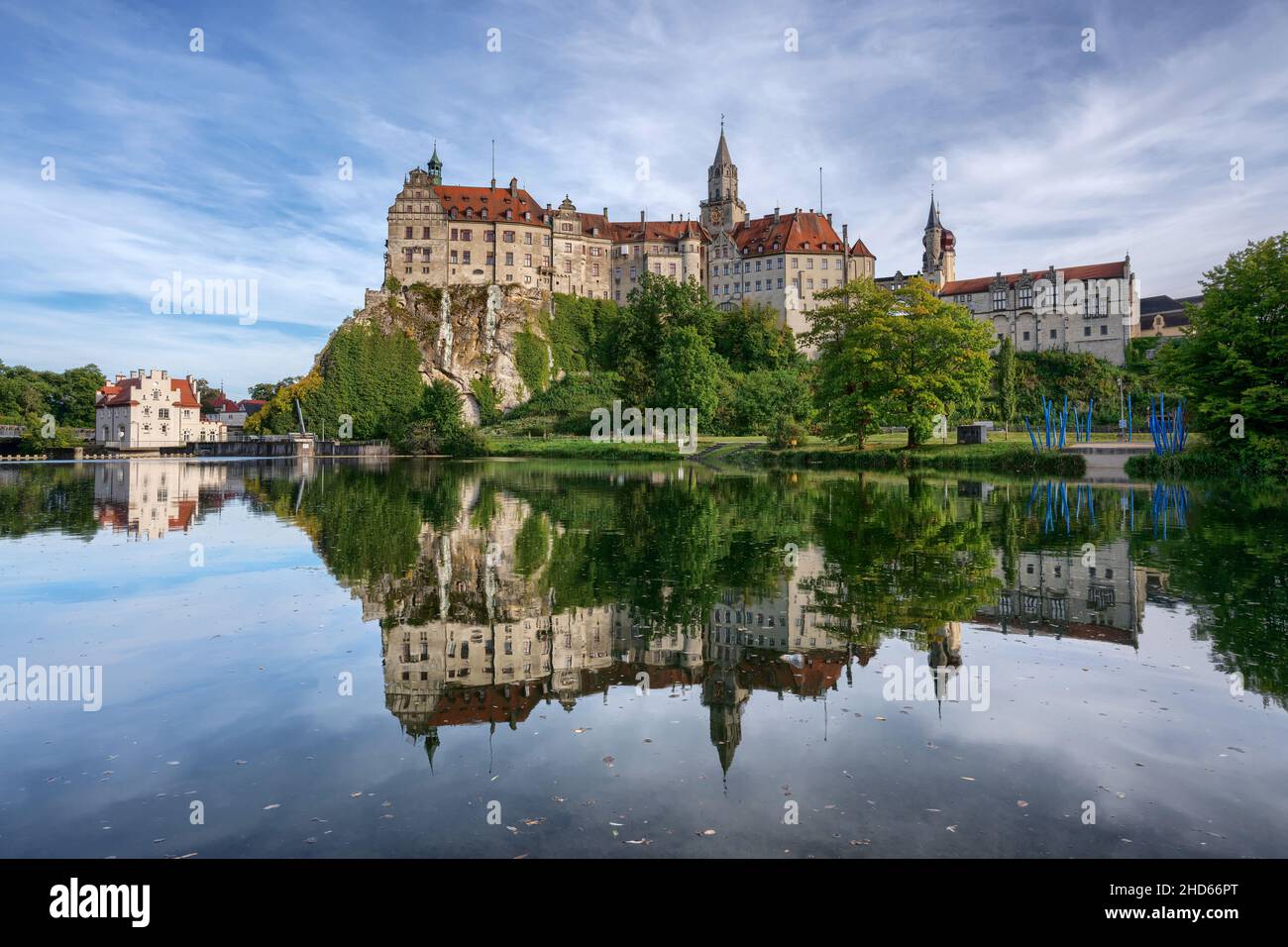 Le château de Hohenzollern à Sigmaringen, en Allemagne, se reflète dans l'eau du Danube pendant la journée Banque D'Images
