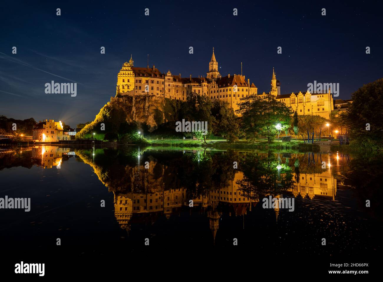 Le château de Hohenzollern à Sigmaringen, en Allemagne, se reflète dans l'eau du Danube la nuit Banque D'Images
