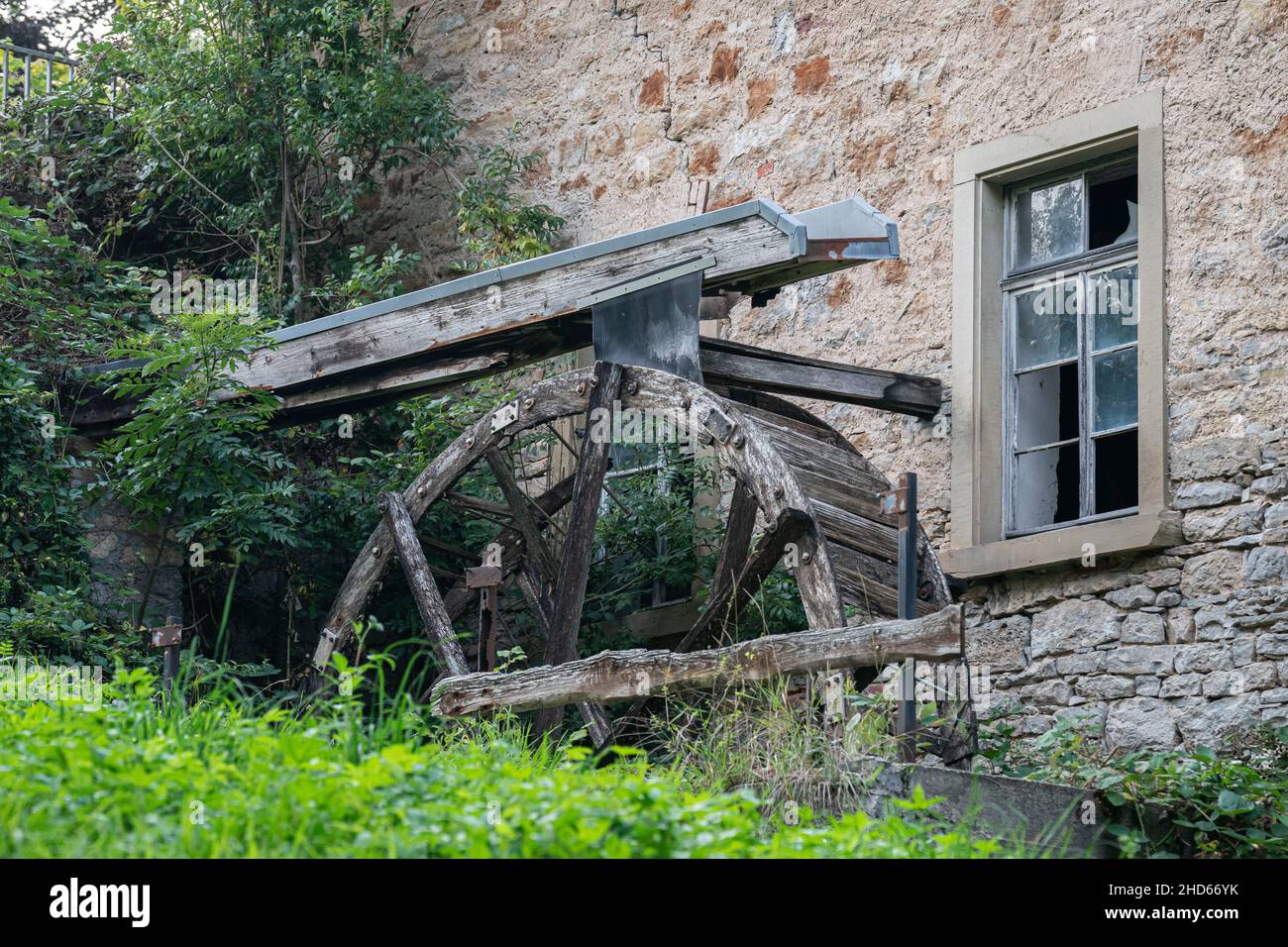 Roue de moulin cassée d'un moulin à eau abandonné près de Bad Wimpfen, Allemagne Banque D'Images