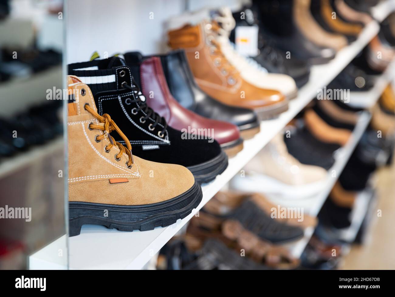 Chaussures montantes demi-saison pour femme sur pied dans le magasin de  chaussures Photo Stock - Alamy