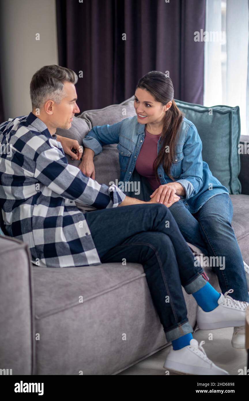 Homme touchant une femme se regardant l'un l'autre Banque D'Images