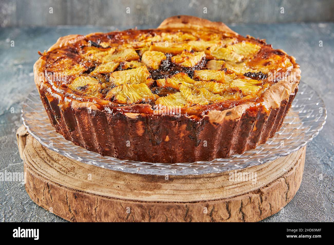 Torte d'hiver aux abricots, prunes, bananes et ananas.Cuisine gastronomique française Banque D'Images