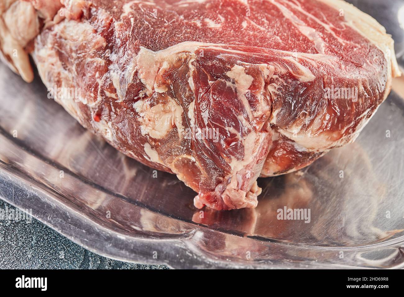 Filet de bœuf frais sur plateau prêt à cuire Banque D'Images