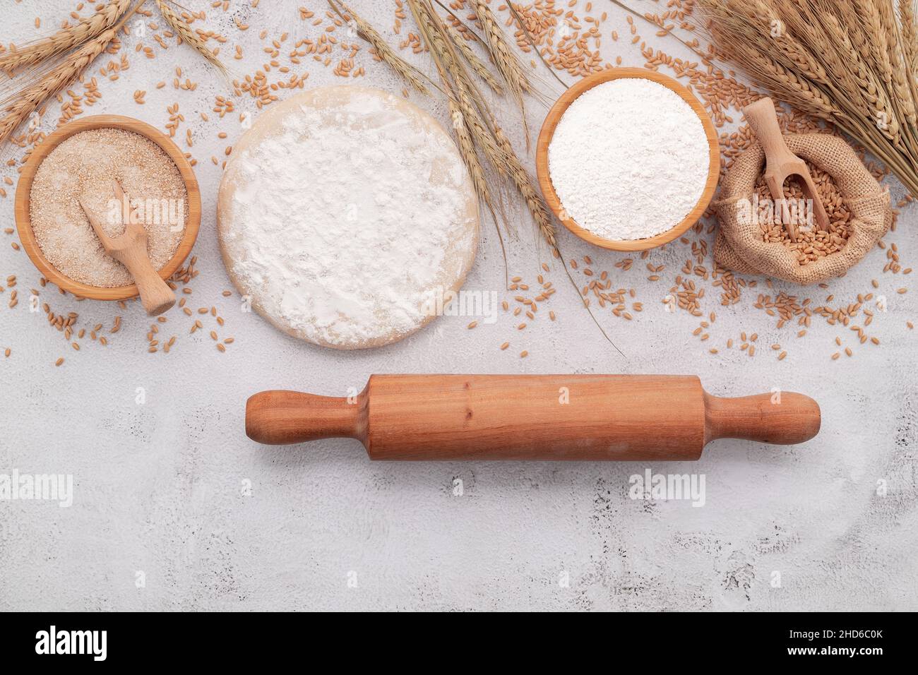 Les ingrédients pour la pâte à pizza maison avec des épis de blé, de la