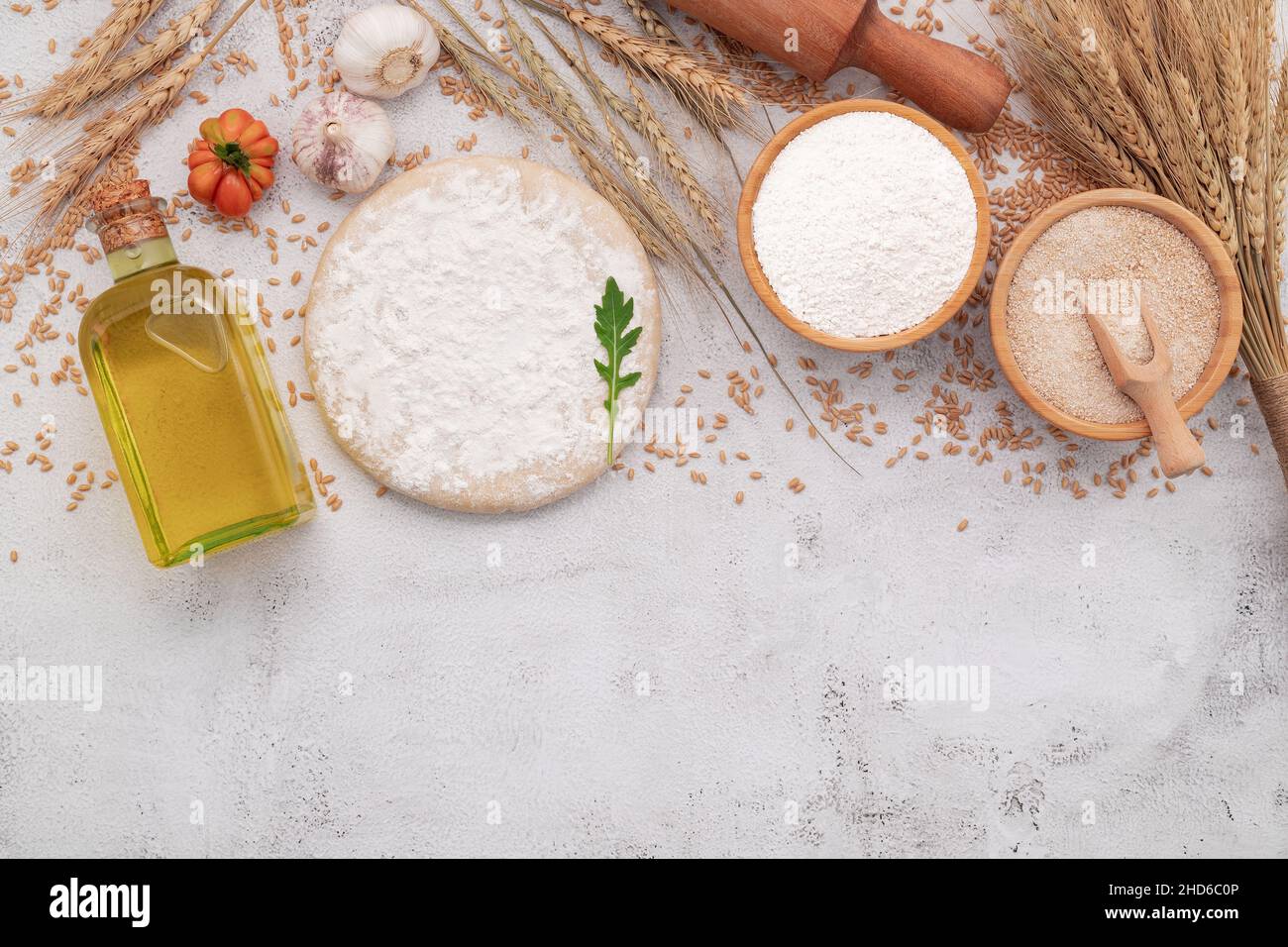 Les ingrédients pour la pâte à pizza maison avec des épis de blé, de la
