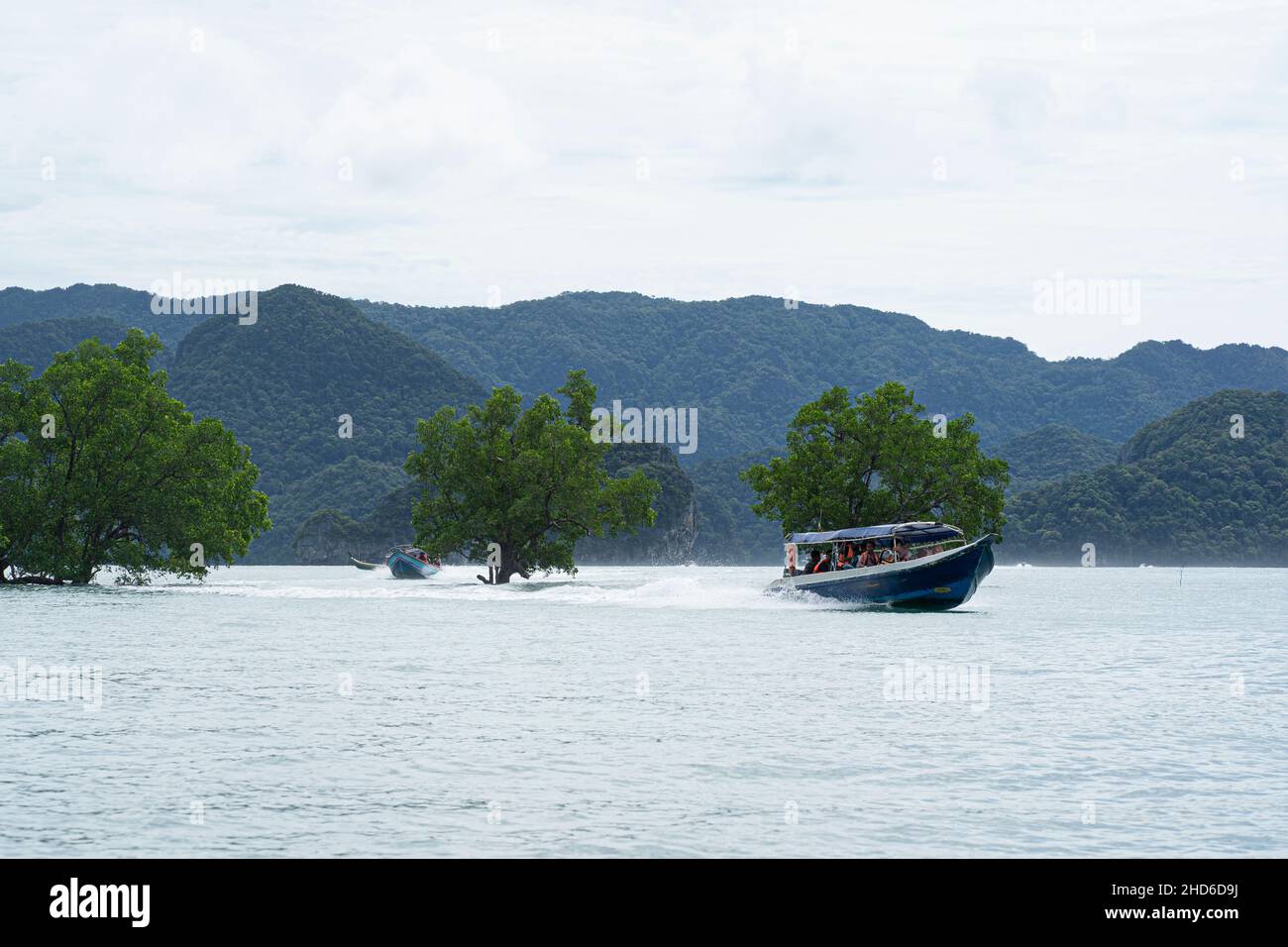 Langkawi Island, Malaisie: 5 novembre 2021 - Speedboat apportant des touristes pour l'île espérant l'activité Banque D'Images