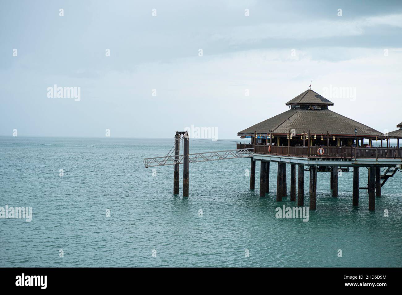Langkawi Island, Malaisie : 5 novembre 2021 - Un restaurant au-dessus du niveau de la mer donnant l'expérience de dîner en mer Banque D'Images